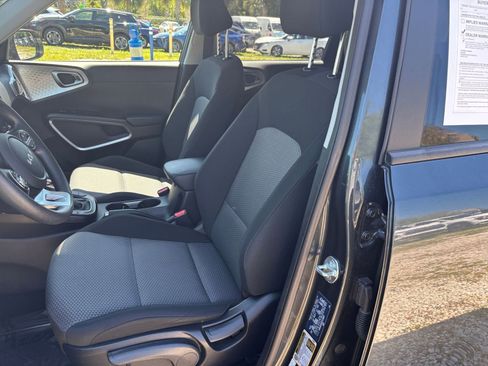 Used 2025 Kia Soul LX w/ LX Technology Package FWD image 35