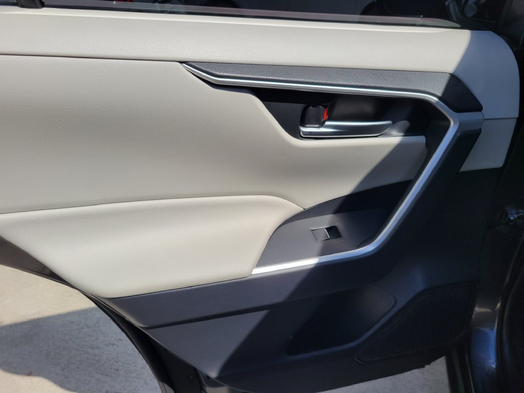 Used 2019 Toyota RAV4 XLE Premium FWD image 14