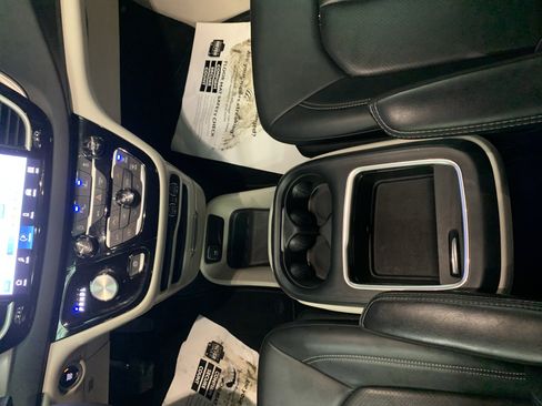 Used 2024 Chrysler Pacifica Touring-L image 16