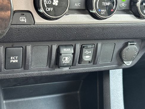 Used 2018 Toyota Tacoma SR5 RWD image 30