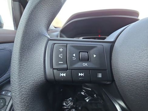 Used 2023 Nissan Rogue S image 11