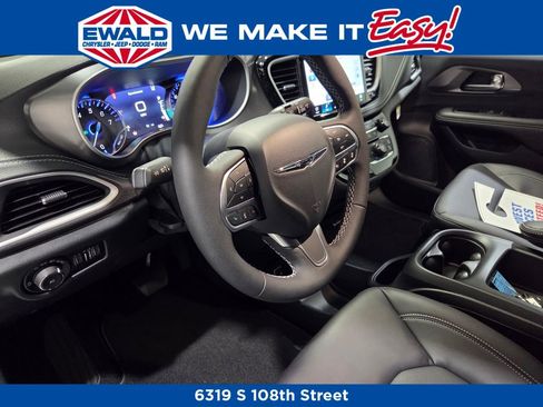 New 2026 Chrysler Pacifica Select image 3