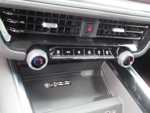 New 2025 Chevrolet Suburban High Country image 25