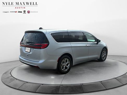 Used 2024 Chrysler Pacifica Limited w/ Uconnect Theater Family Group image 16