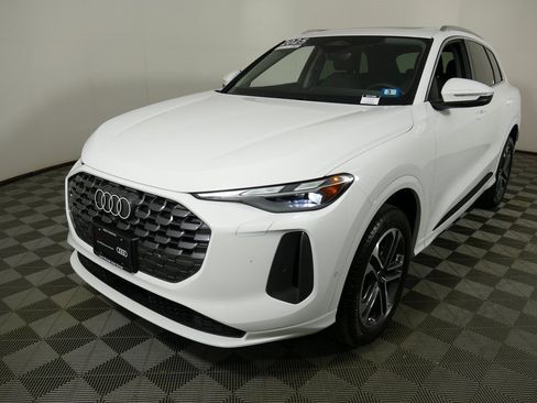 Certified 2025 Audi Q5 Premium w/ Convenience Package image 7