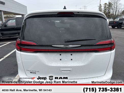 Used 2023 Chrysler Pacifica Touring-L image 8