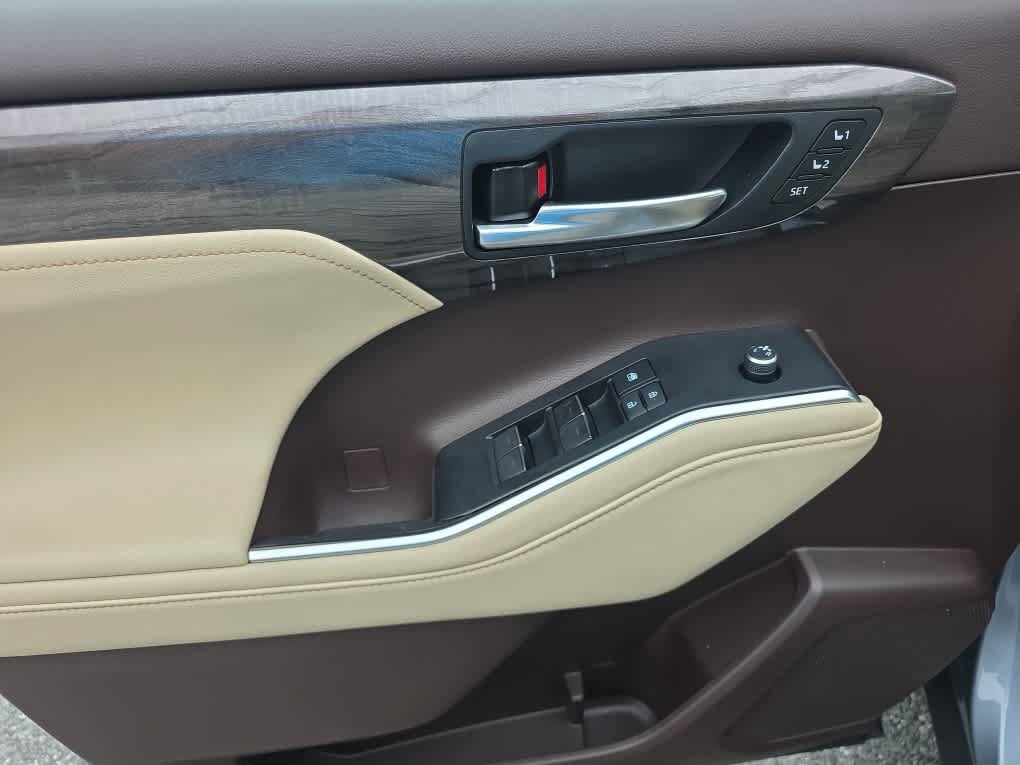 Used 2021 Toyota Highlander Platinum AWD/4WD image 21