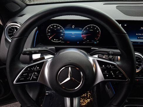 Used 2024 Mercedes-Benz GLB 250 4MATIC image 18