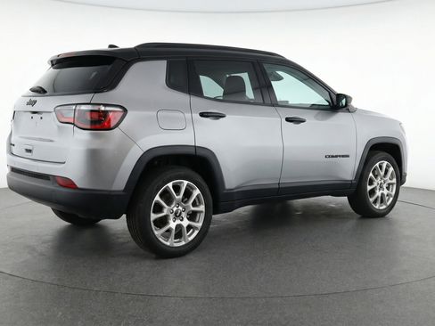 Used 2025 Jeep Compass Limited image 9