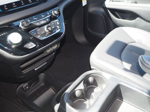 New 2025 Chrysler Voyager LX image 22