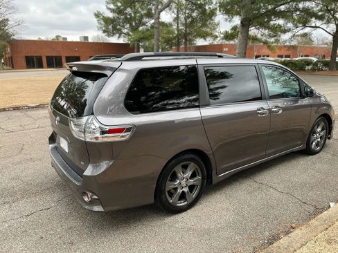 Used 2017 Toyota Sienna SE image 5