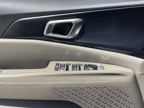 Used 2025 Kia Carnival FWD image 22