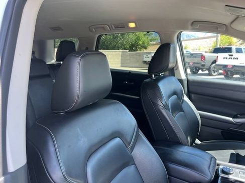 Used 2024 Nissan Pathfinder SL AWD/4WD image 17