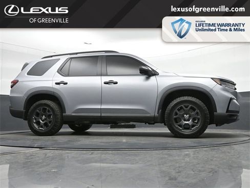Used 2025 Honda Pilot TrailSport image 11