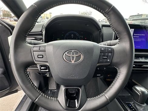 Used 2025 Toyota Camry SE image 12