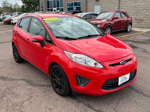 Used 2013 Ford Fiesta SE FWD image 1