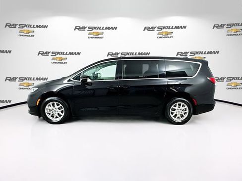 Used 2024 Chrysler Pacifica Touring-L FWD image 4