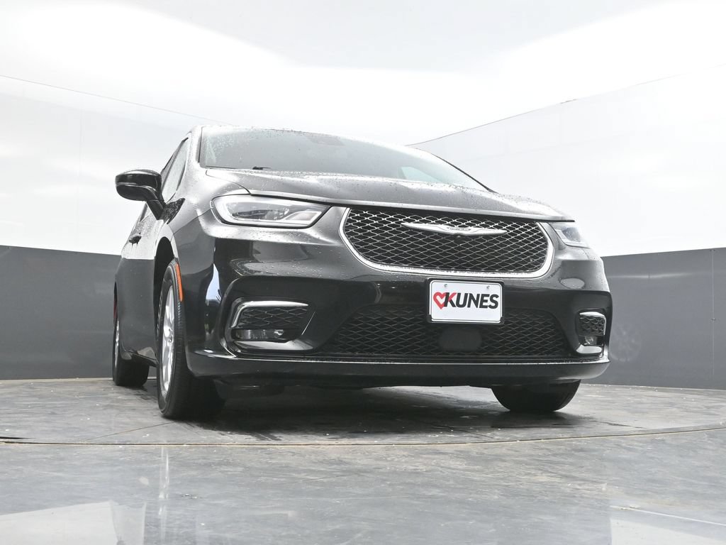 Used 2024 Chrysler Pacifica Touring-L FWD image 32