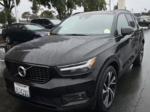 Used 2019 Volvo XC40 T5 R-Design image 1