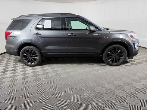 Used 2017 Ford Explorer XLT w/ Equipment Group 202A AWD/4WD image 8