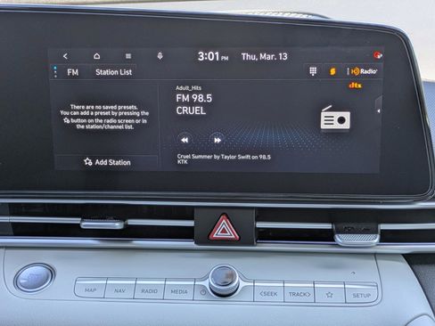 Used 2025 Hyundai Elantra Limited FWD image 14