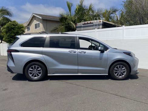 Certified 2024 Toyota Sienna XLE FWD image 2