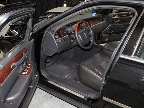 Used 2006 Lincoln Town Car Signature Limited RWD image 6