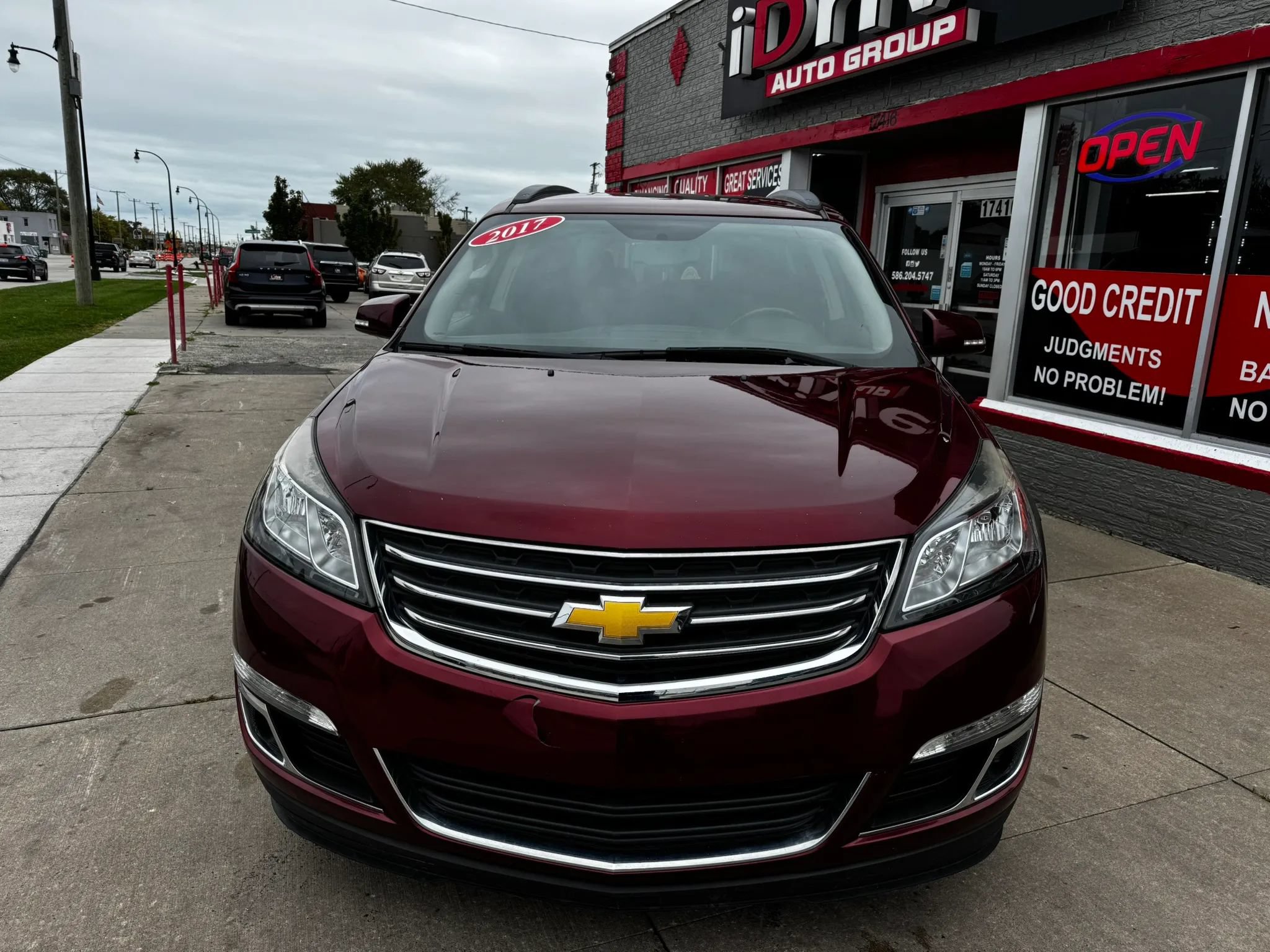 Used 2017 Chevrolet Traverse LT w/ Style and Technology Package FWD image 1