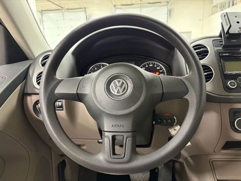 Used 2011 Volkswagen Tiguan S image 32