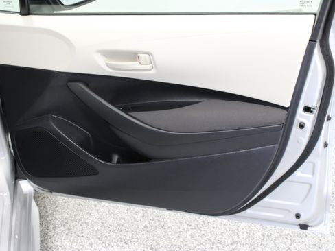 Used 2025 Toyota Corolla LE FWD image 31