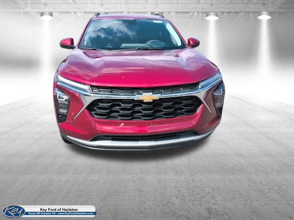 Used 2025 Chevrolet Trax LT FWD image 3