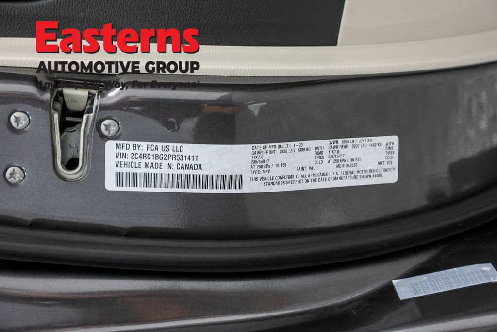 Used 2023 Chrysler Pacifica Touring-L FWD image 38