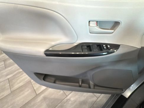Used 2014 Toyota Sienna LE FWD image 36