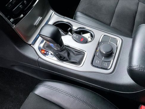 Used 2022 Jeep Grand Cherokee Laredo X image 14