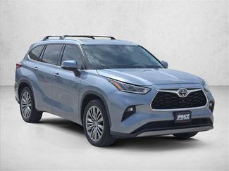 Used 2022 Toyota Highlander Platinum FWD video 2