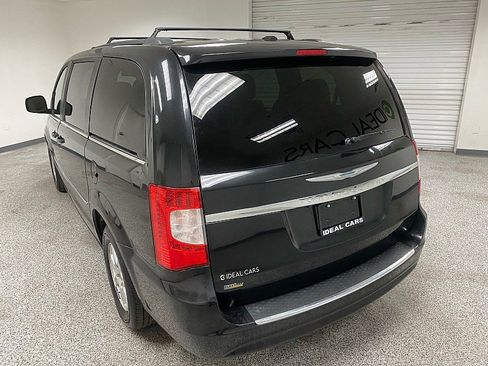 Used 2012 Chrysler Town & Country Touring image 7