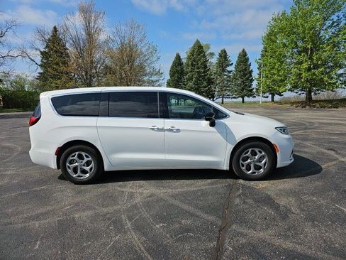 Used 2024 Chrysler Pacifica Limited w/ Trailer Tow Group AWD/4WD image 7