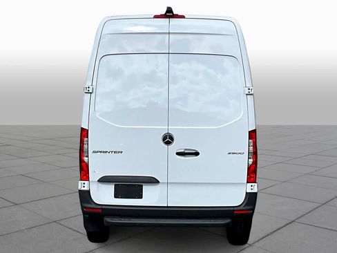 Used 2025 Mercedes-Benz Sprinter 2500 image 4