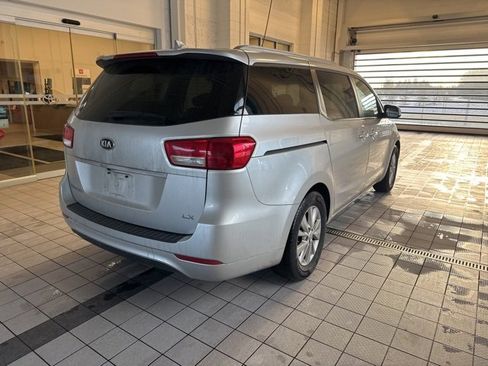 Used 2016 Kia Sedona LX image 5