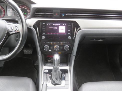 Used 2020 Volkswagen Passat 2.0T SE image 16