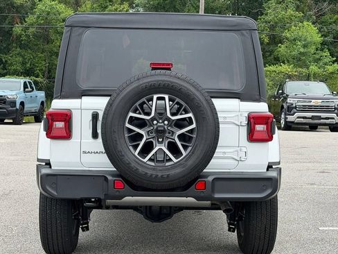 Used 2026 Jeep Wrangler Unlimited Sahara AWD/4WD image 3