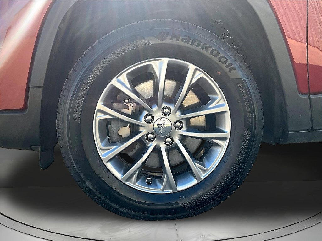 Used 2020 Jeep Cherokee Latitude Plus w/ Cold Weather Group AWD/4WD image 36