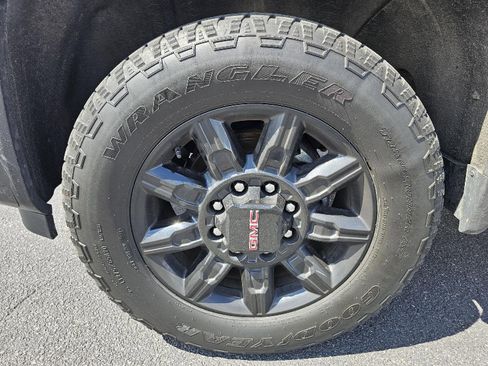 Used 2024 GMC Sierra 2500 AT4 w/ AT4 Preferred Package AWD/4WD image 4