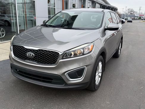 Used 2017 Kia Sorento L image 3