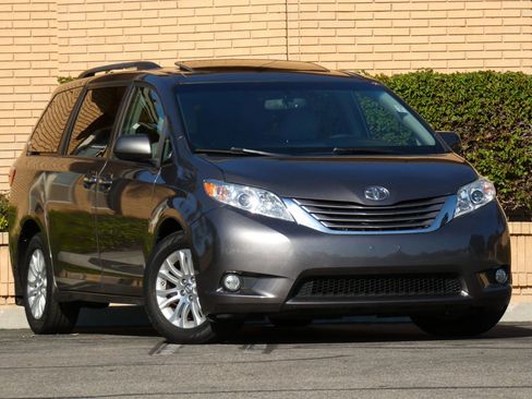 Used 2017 Toyota Sienna XLE image 3