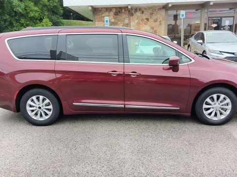 Used 2017 Chrysler Pacifica Touring-L FWD image 6