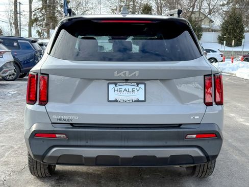 Used 2023 Kia Sorento S w/ Panoramic Sunroof Package image 6