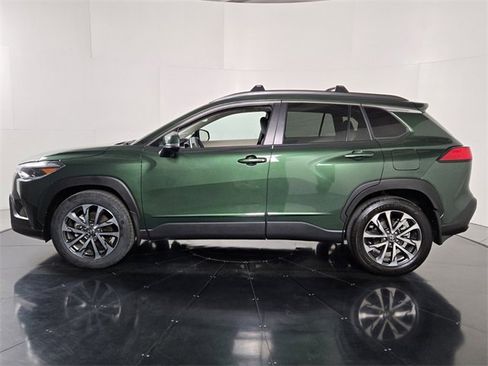 Used 2024 Toyota Corolla Cross XLE image 3