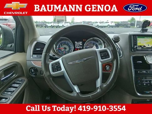 Used 2013 Chrysler Town & Country Touring-L w/ Premium Group FWD image 13