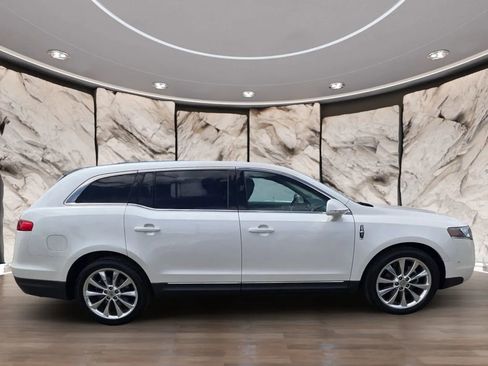 Used 2010 Lincoln MKT AWD image 4